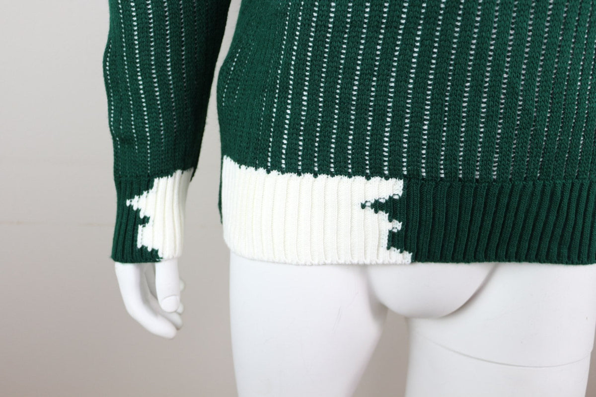 Détail du bas et du poignet blancs contrastés du pull Millions Man vert – Frippin'Dealz