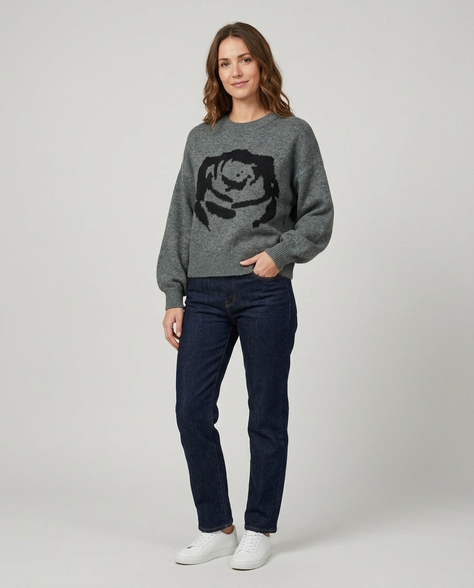 Peace Collective Pull motif rose jacquard gris chiné S porté – photo générée par IA