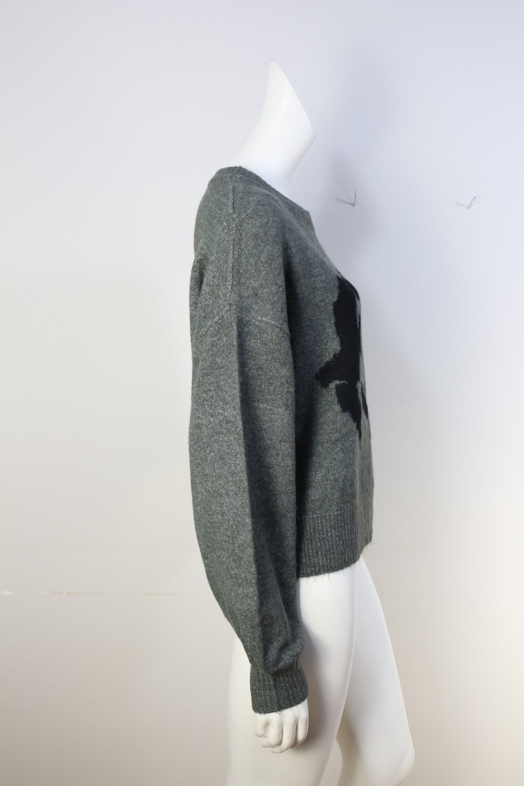 Vue de profil du pull Peace Collective gris à manches bouffantes – Frippin'Dealz
