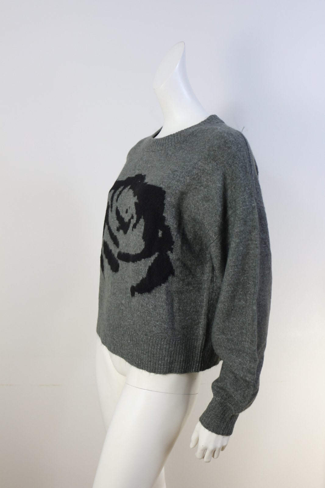Vue de trois-quarts du pull Peace Collective gris avec motif rose noire – Frippin'Dealz