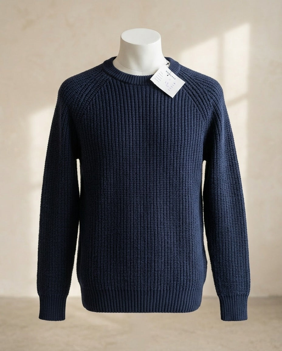 Étiquette de marque Peregrine taille S et étiquette de mesures du pull marine – Frippin'Dealz – photo retouchée par IA