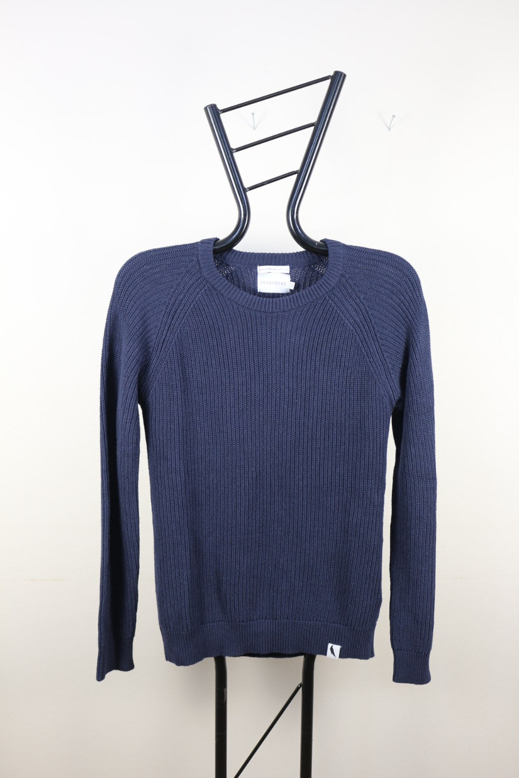 Étiquette de marque Peregrine taille S et étiquette de mesures du pull marine – Frippin'Dealz