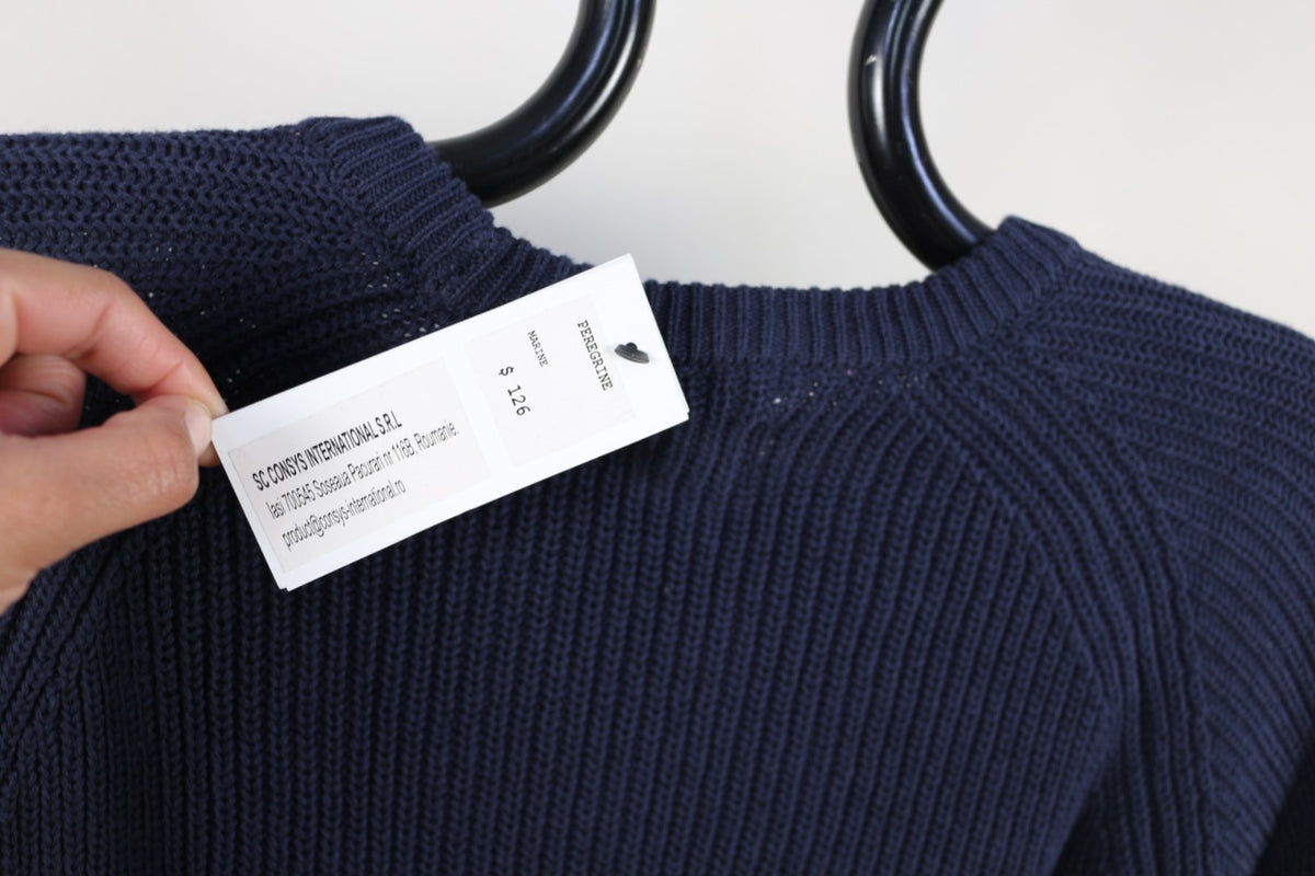 Étiquette neuve attachée au pull Peregrine marine – Frippin'Dealz