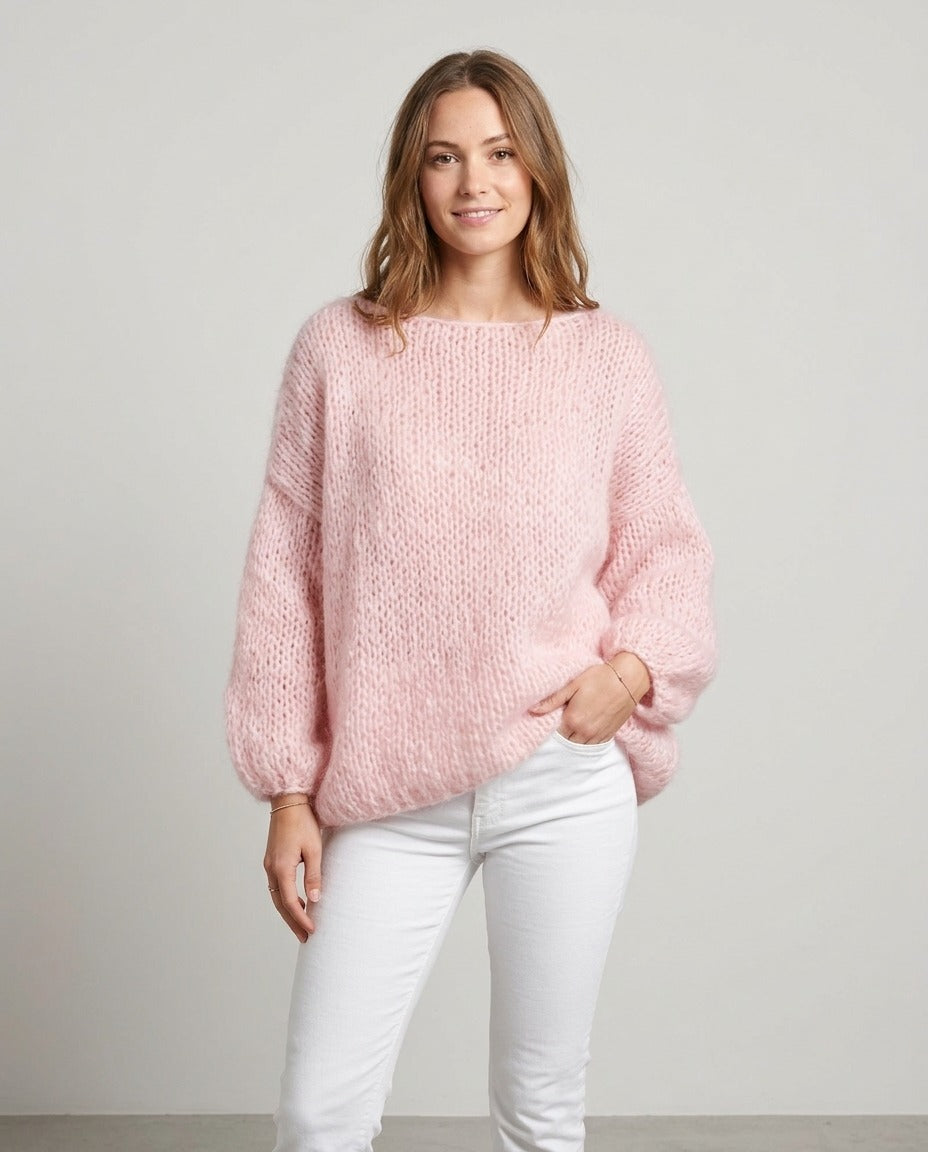 Pull rose maille duveteuse aspect mohair col rond ample porté – photo générée par IA