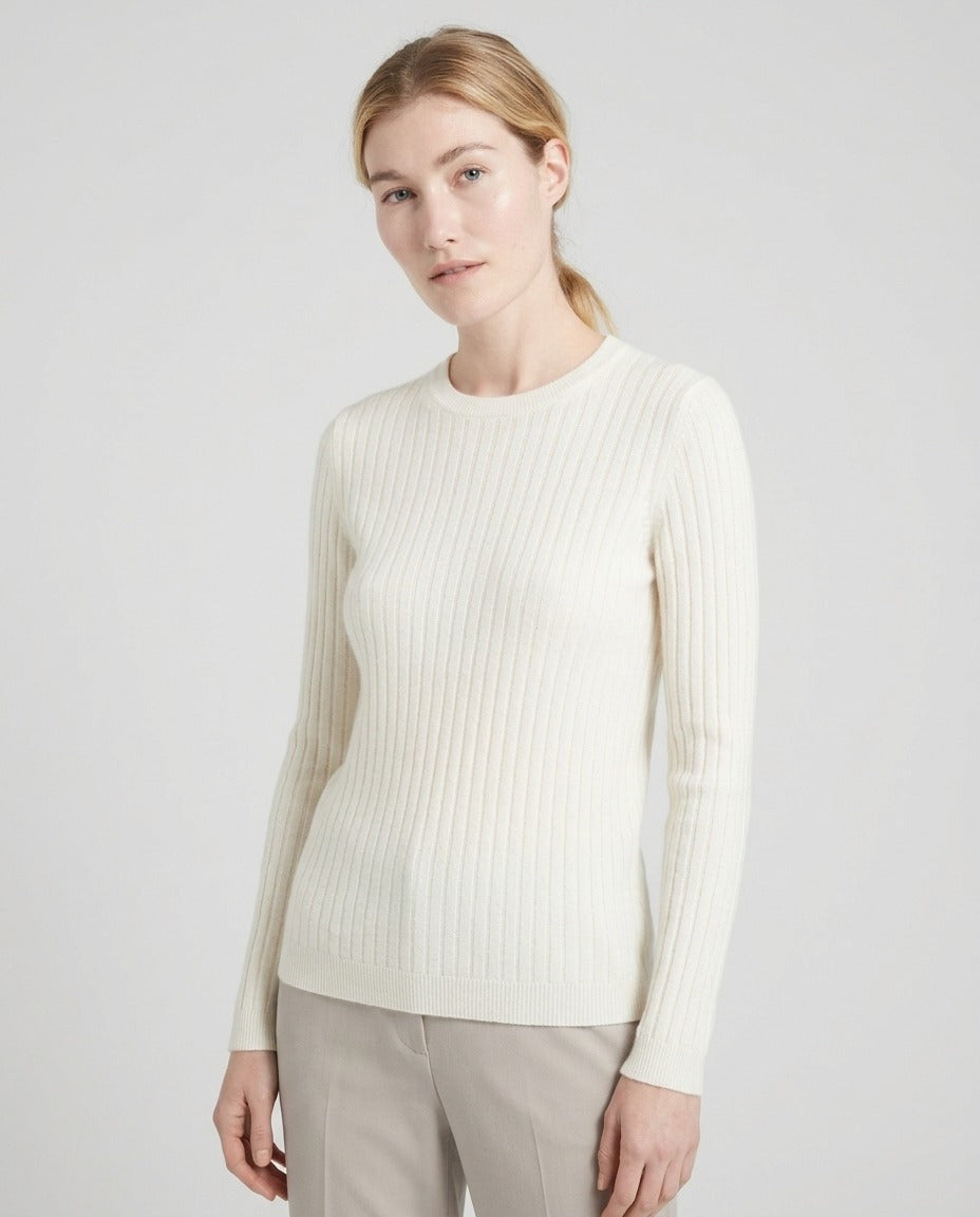 Studio Cashmere8 Pull col rond cachemire côtelé blanc écru coupe ajustée porté – photo générée par IA