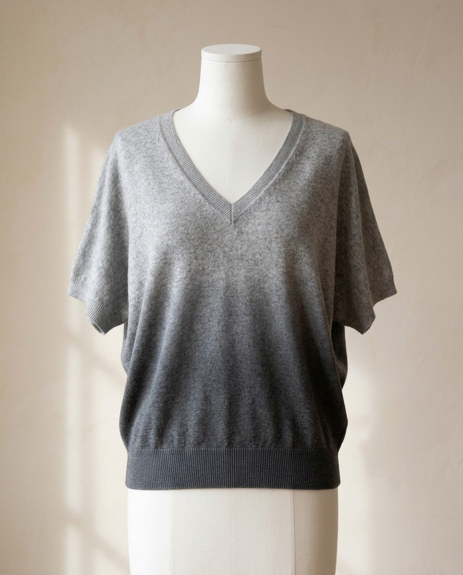 Pull col V Studio Cashmere8 en cachemire tie and dye gris – photo 1 – Frippin'Dealz – photo retouchée par IA