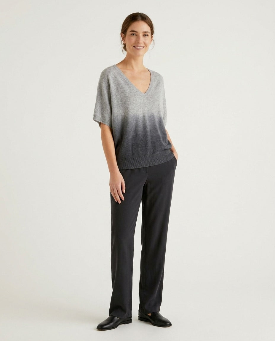 Studio Cashmere8 Pull col V cachemire tie and dye gris manches chauve-souris porté – photo générée par IA