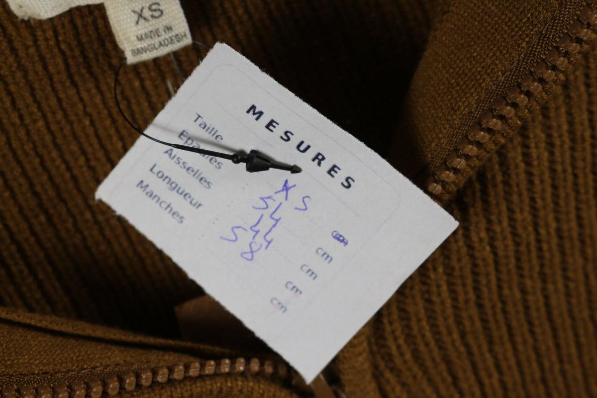 Étiquette de mesures manuscrite du pull Thread & Supply ocre taille XS – Frippin'Dealz