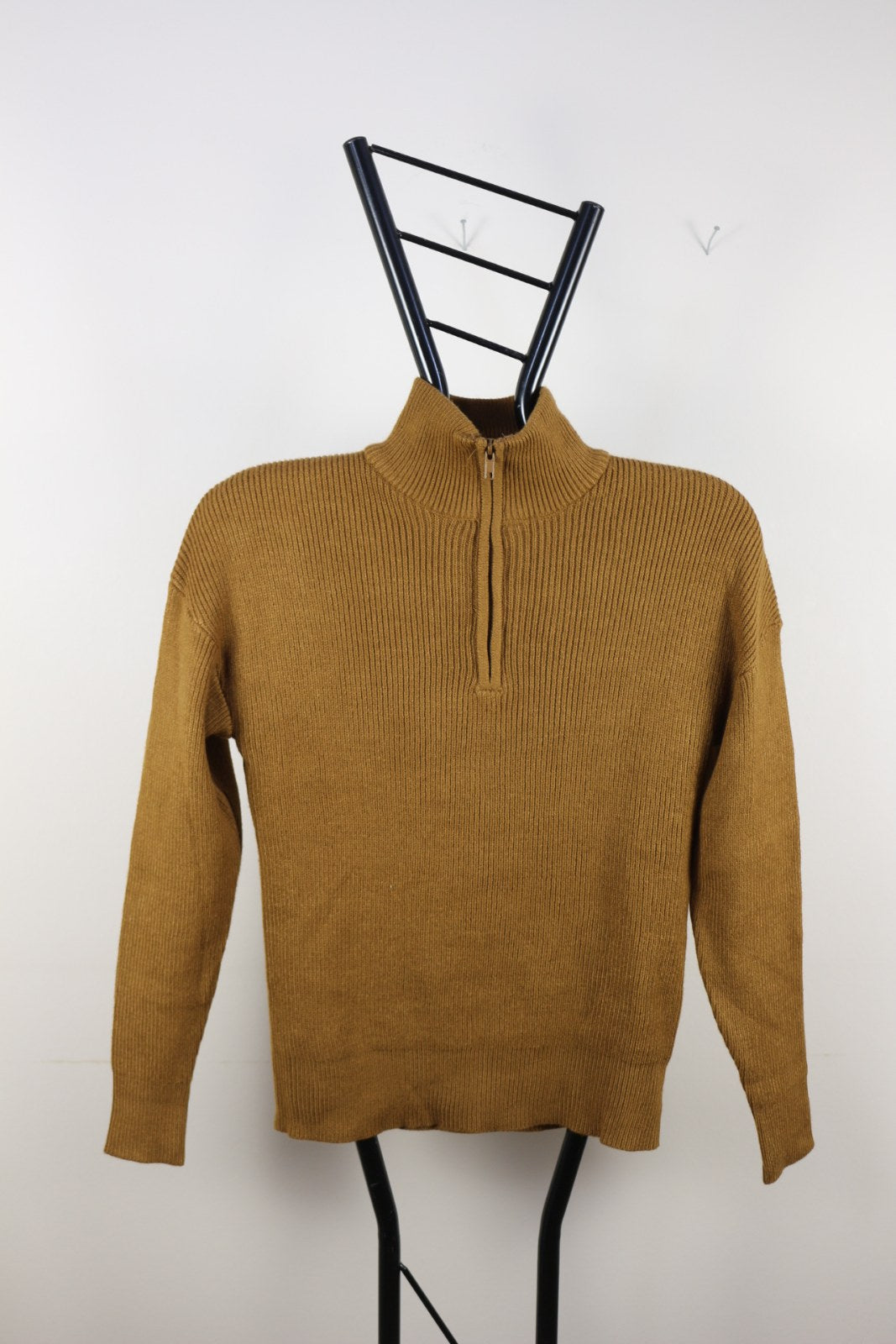 Étiquette de mesures manuscrite du pull Thread & Supply ocre taille XS – Frippin'Dealz – photo retouchée par IA