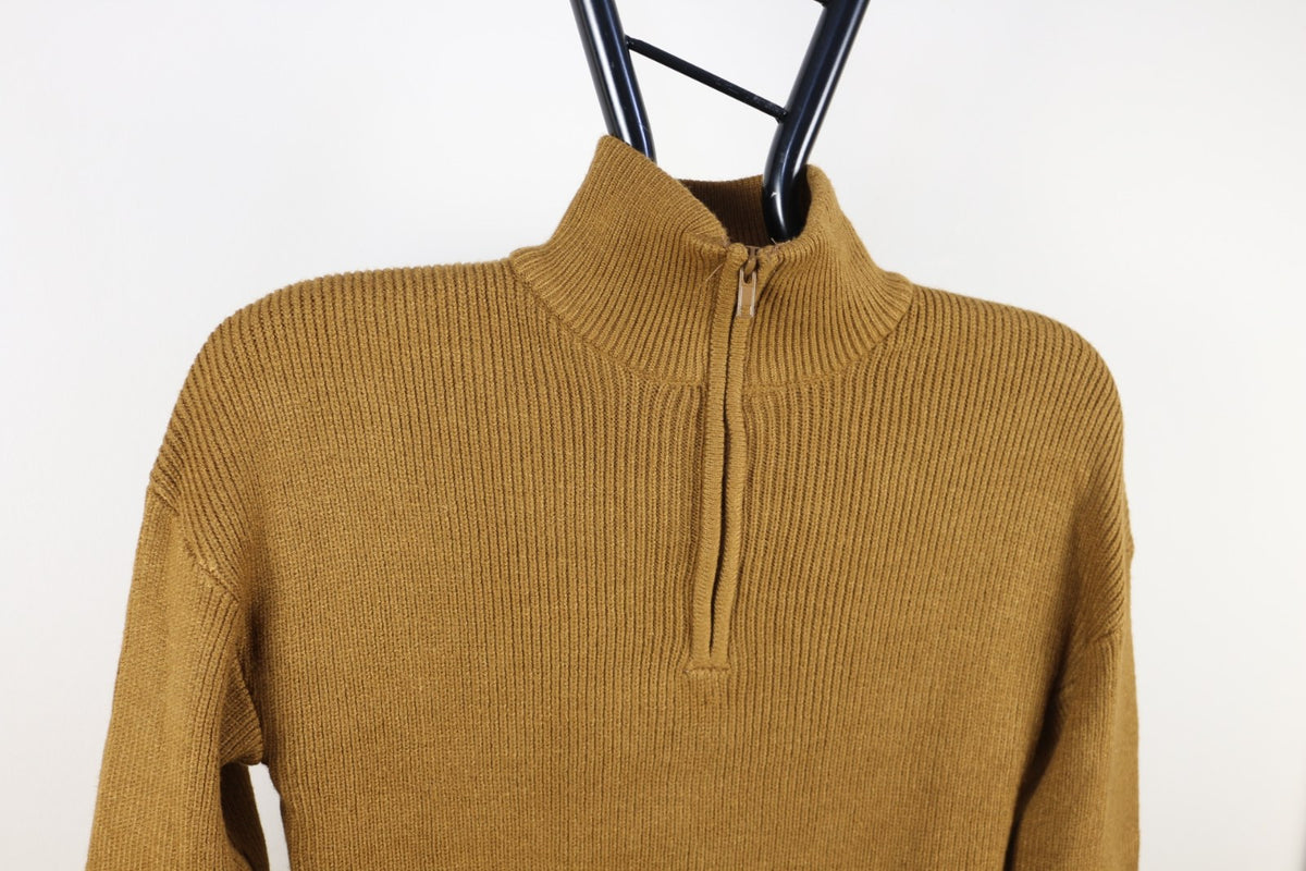 Gros plan sur le col montant et le demi-zip du pull Thread & Supply ocre – Frippin'Dealz