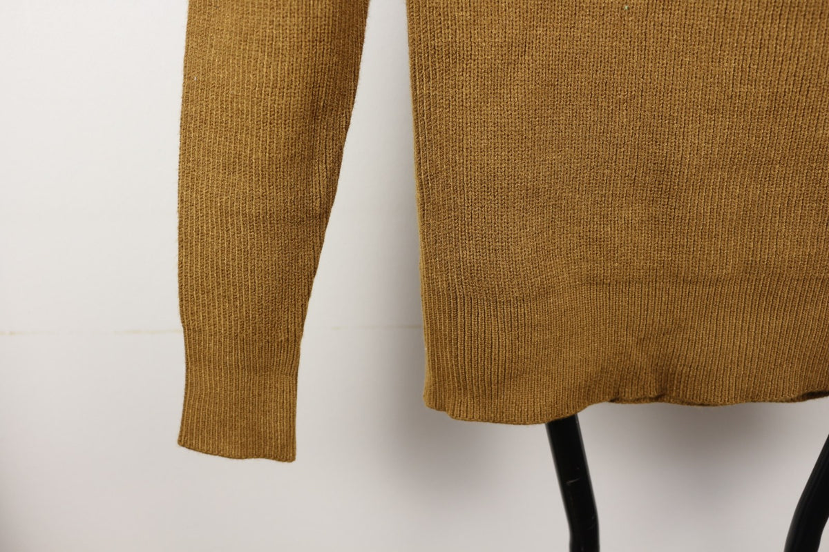 Détail de la manche et du bas côtelé du pull Thread & Supply ocre – Frippin'Dealz