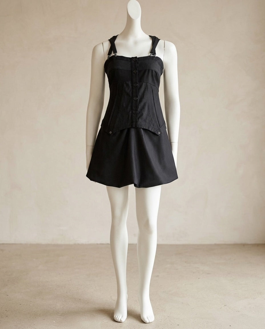 Robe courte Deca noire pied-de-poule avec buste corset et jupe bouffante – Frippin'Dealz – photo retouchée par IA