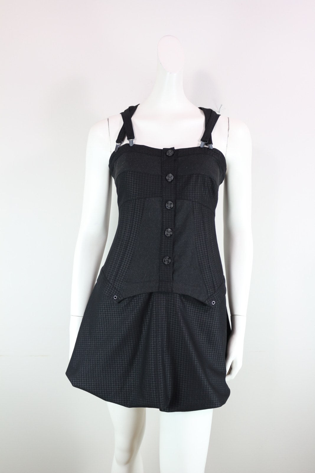 Robe Deca noire vue de face avec boutons et bretelles à pinces – Frippin'Dealz