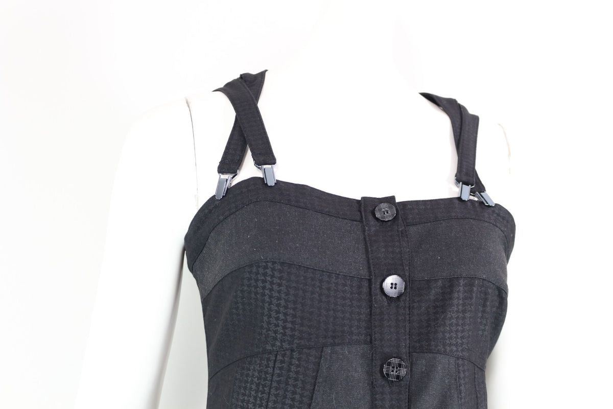 Détail du buste boutonné et des bretelles à pinces de la robe Deca noire – Frippin'Dealz