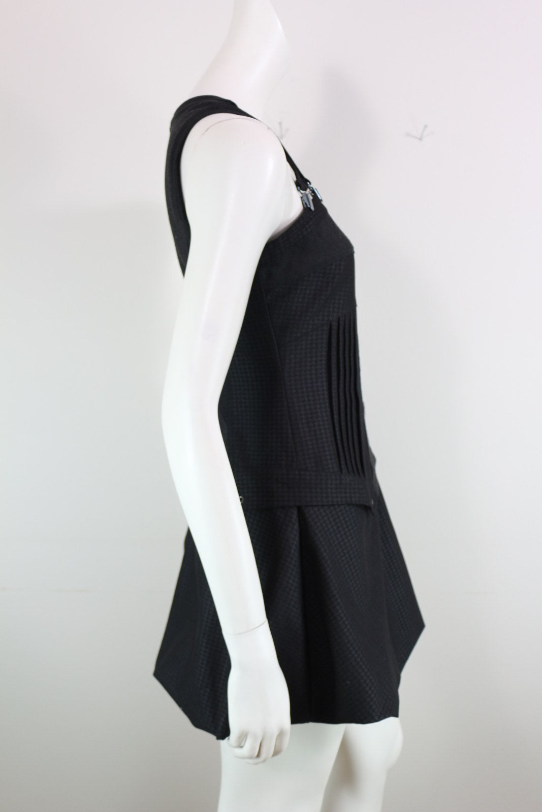 Robe Deca noire vue de profil avec plis nervurés et jupe évasée – Frippin'Dealz