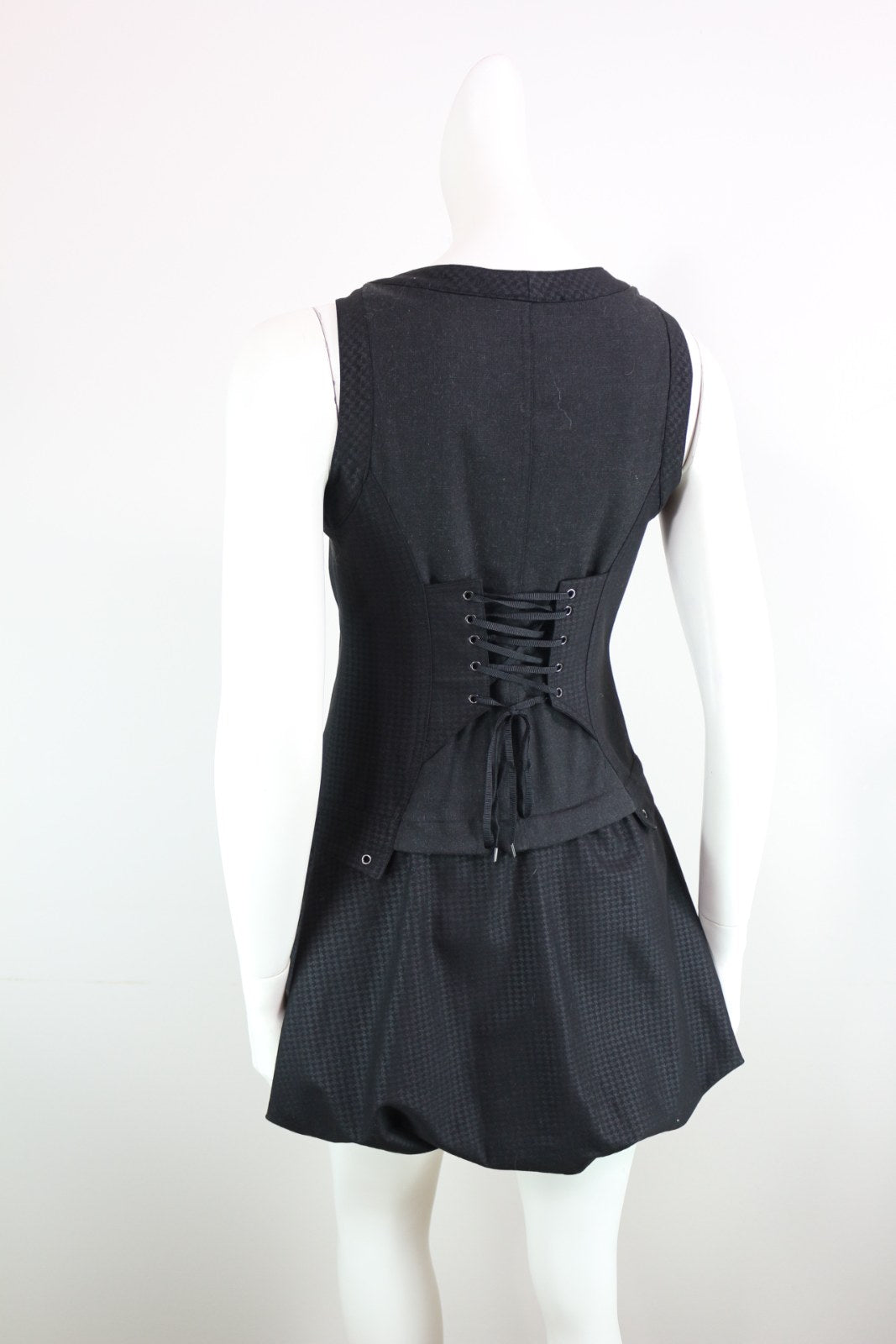 Dos de la robe Deca noire avec lacet façon corset – Frippin'Dealz