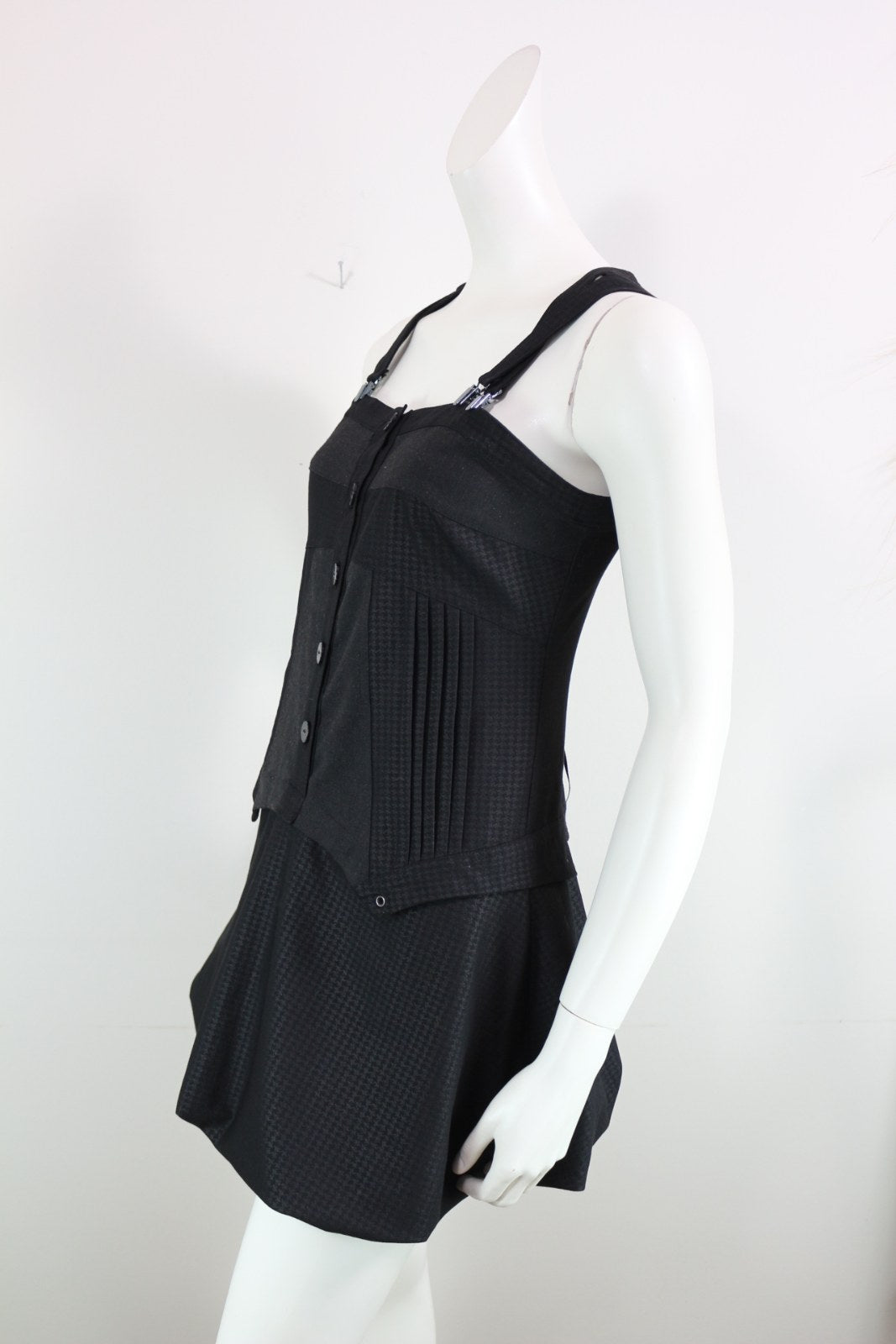 Robe Deca noire vue de trois quarts avec plis et boutons – Frippin'Dealz