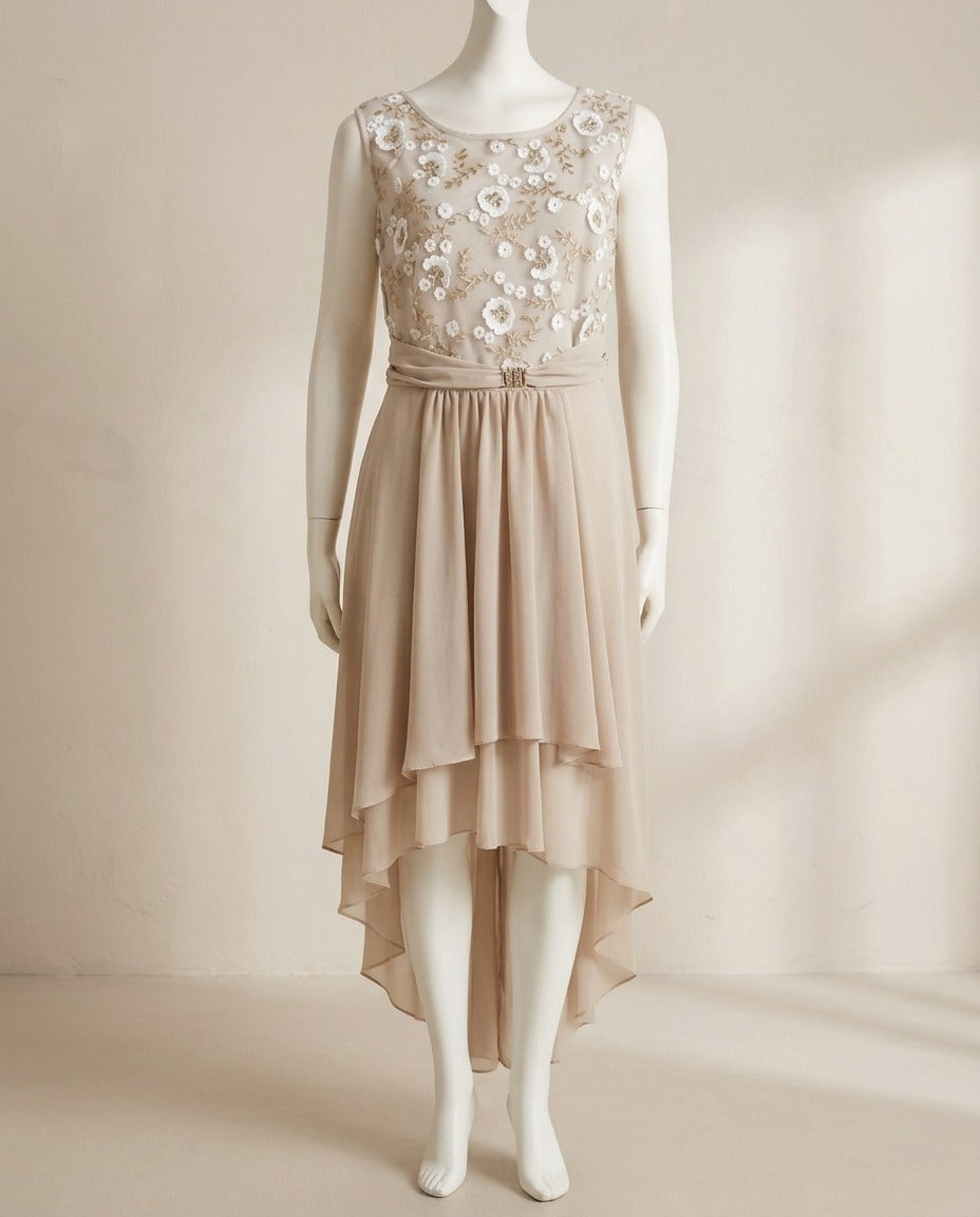 Robe de cérémonie Kitana beige asymétrique avec buste brodé de fleurs blanches et dorées – Frippin'Dealz – photo retouchée par IA