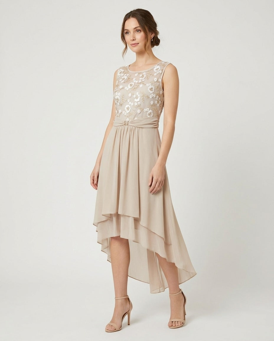 Kitana Robe de cérémonie asymétrique beige fleurs brodées 50 porté – photo générée par IA
