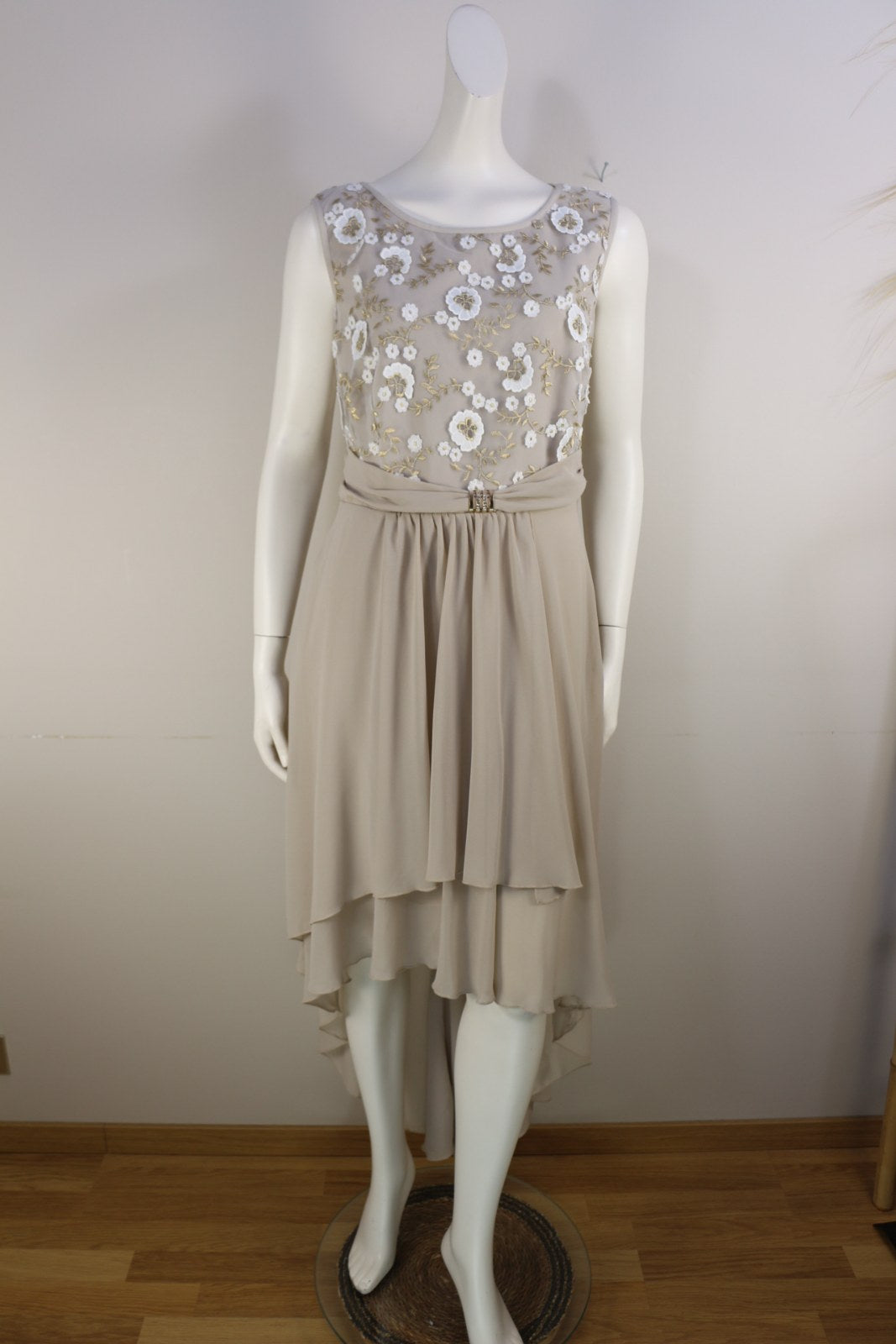 Robe de cérémonie Kitana beige asymétrique avec buste brodé de fleurs blanches et dorées – Frippin'Dealz