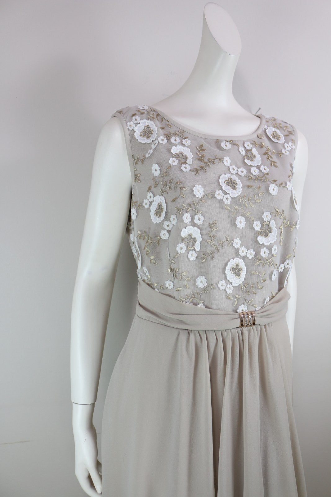 Vue de trois quarts de la robe Kitana beige avec ceinture drapée et boucle dorée à strass – Frippin'Dealz