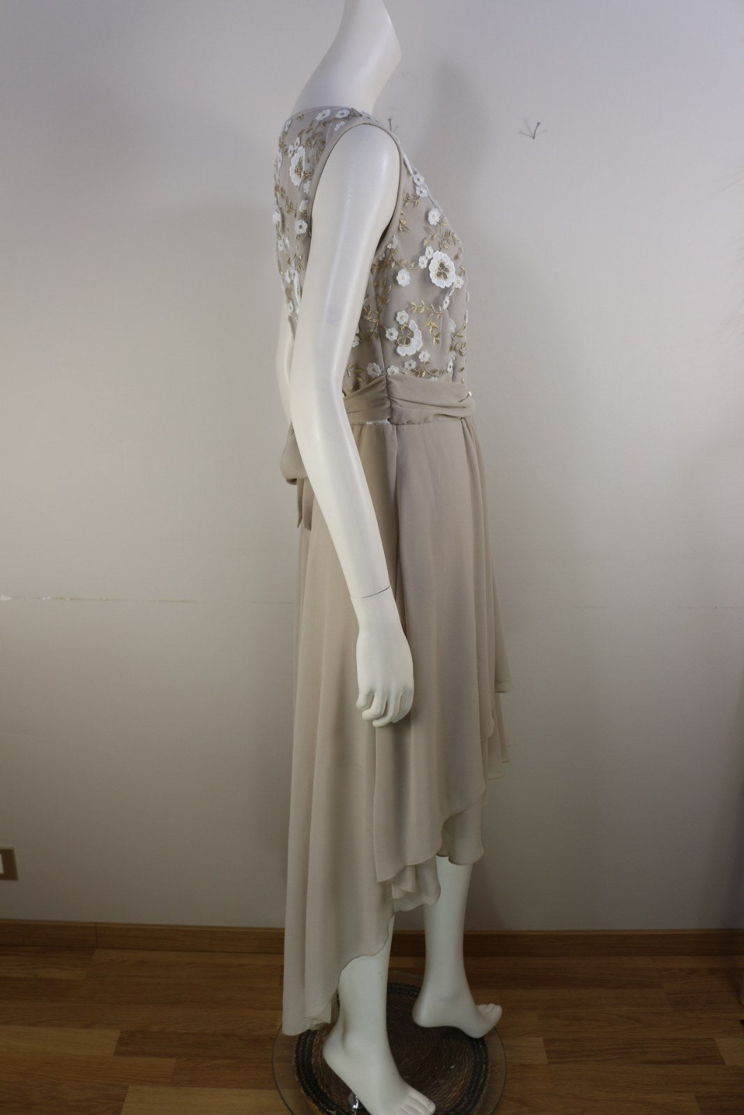 Profil de la robe Kitana beige avec jupe en voile asymétrique plus longue à l'arrière – Frippin'Dealz