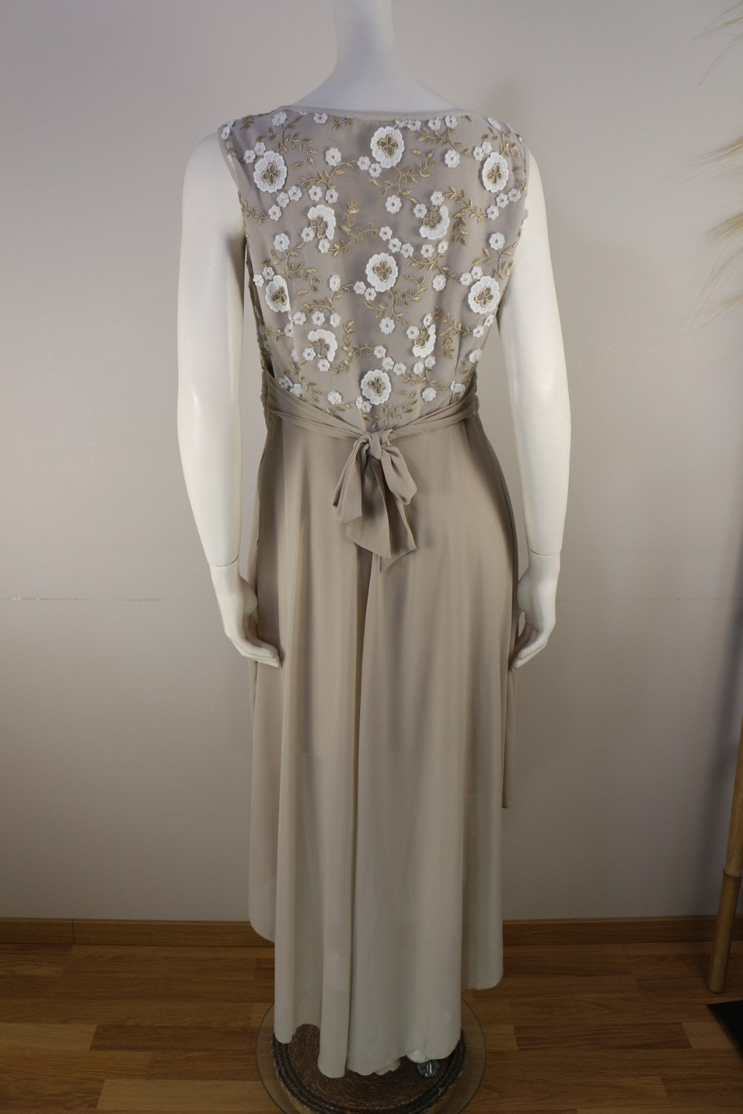 Dos de la robe Kitana beige avec buste brodé de fleurs et nœud à la taille – Frippin'Dealz