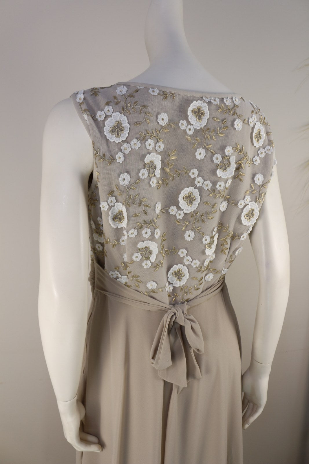 Détail du dos brodé et du nœud de la robe Kitana beige – Frippin'Dealz