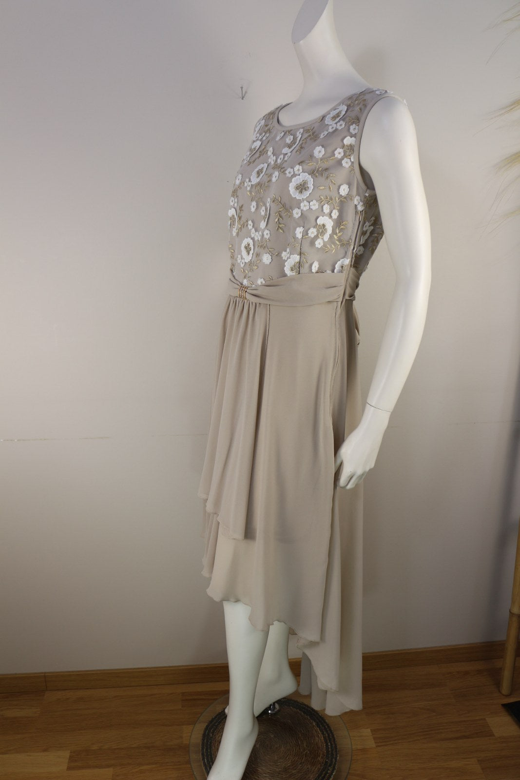 Robe Kitana beige vue de côté avec jupe superposée à ourlet asymétrique – Frippin'Dealz