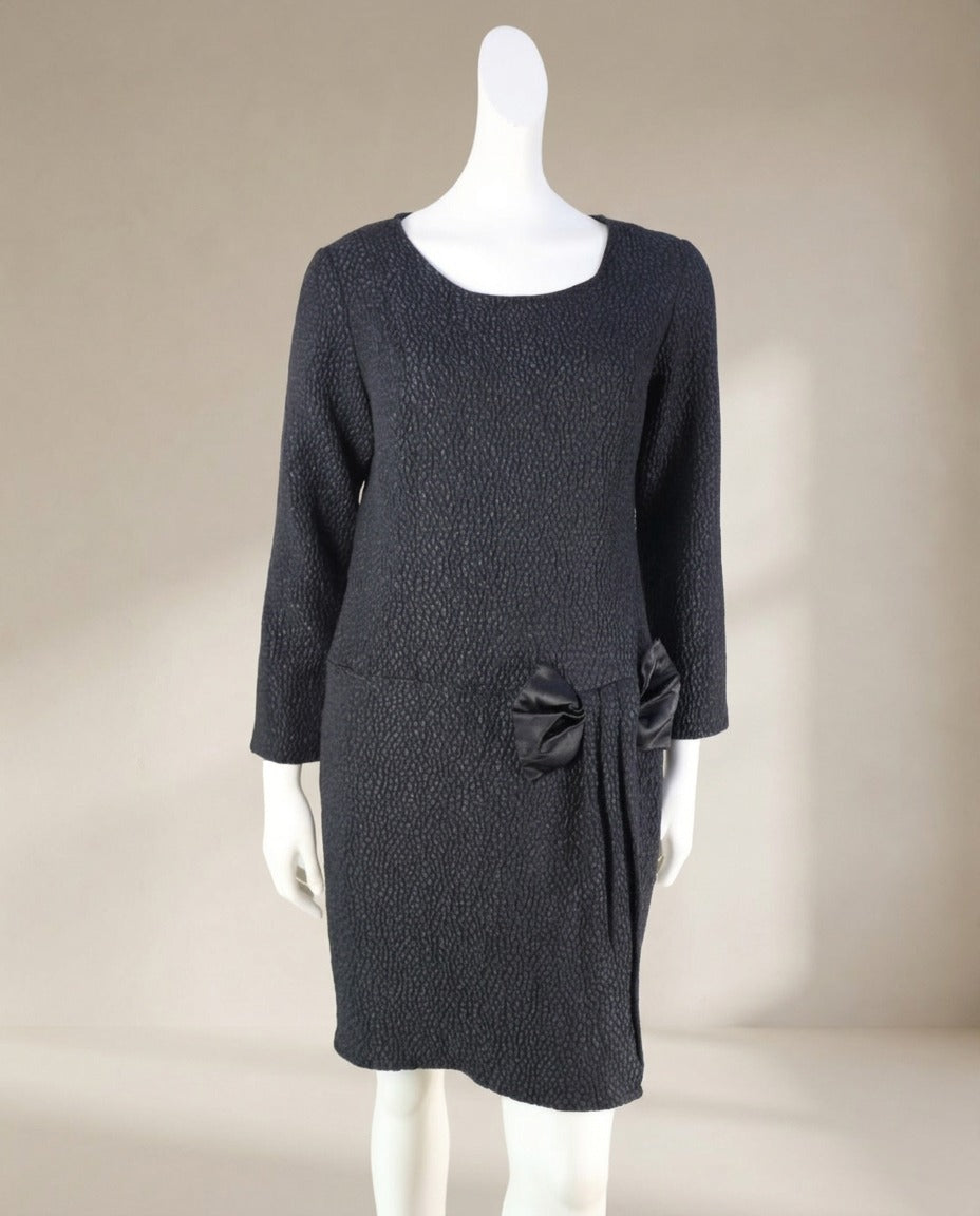 Robe droite Marisis noire texturée avec nœud satiné à la taille – Frippin'Dealz – photo retouchée par IA
