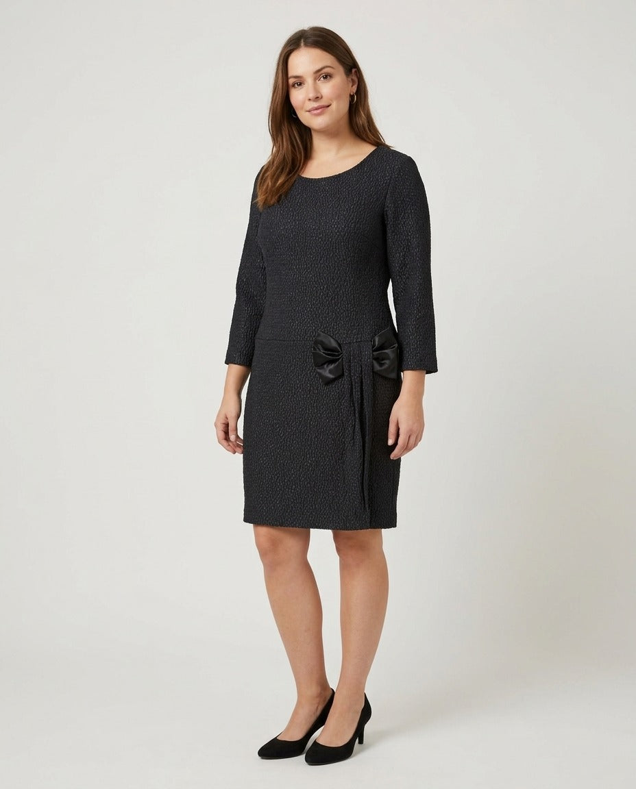 Marisis Robe droite noire texturée nœud satiné taille 44 porté – photo générée par IA
