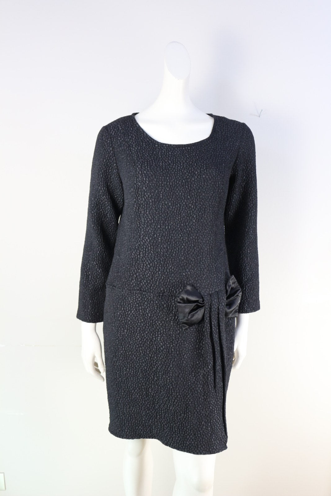 Robe droite Marisis noire texturée avec nœud satiné à la taille – Frippin'Dealz