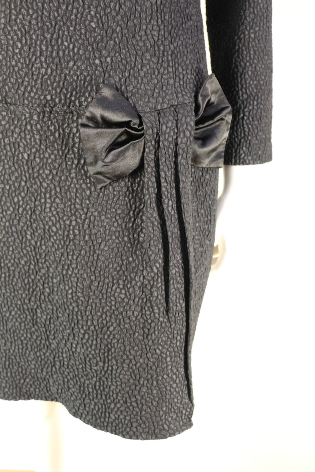 Détail du nœud en satin et des plis sur la robe Marisis noire – Frippin'Dealz
