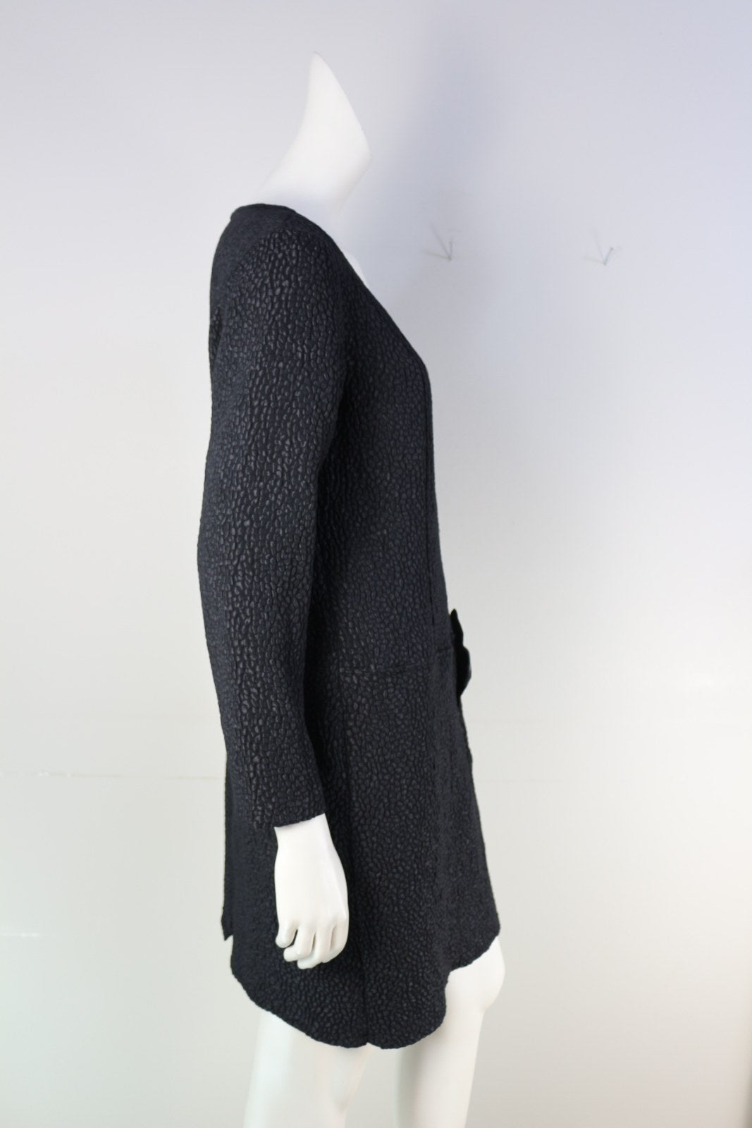 Robe Marisis noire vue de profil, manches et coupe droite – Frippin'Dealz