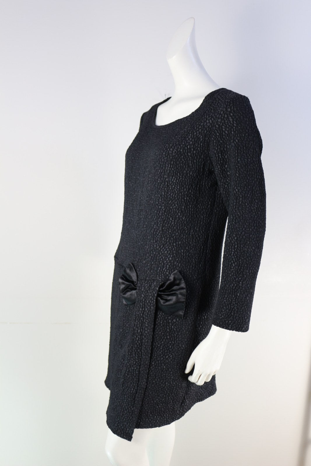 Robe Marisis noire vue de trois-quarts avec nœud satiné – Frippin'Dealz