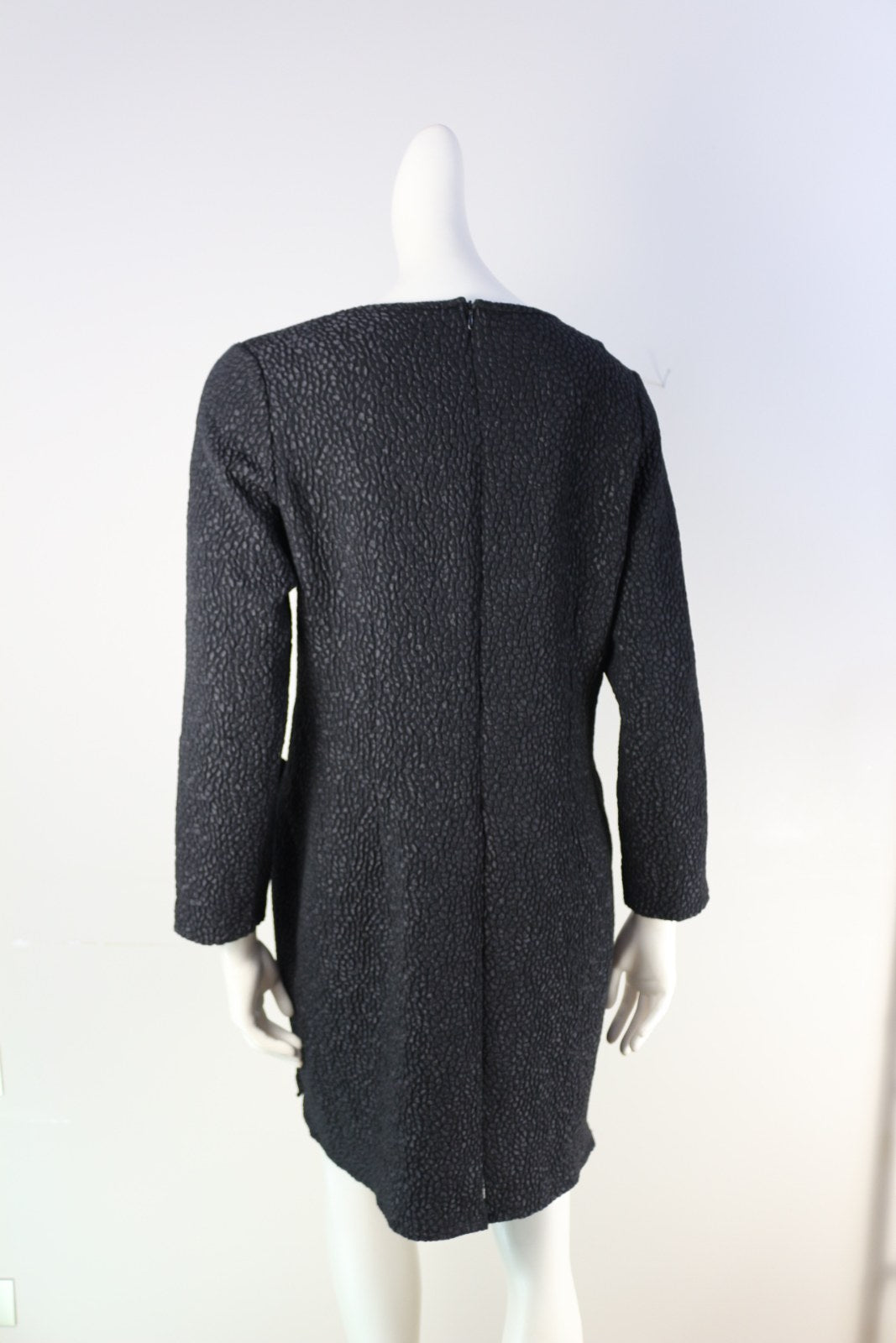 Dos de la robe Marisis noire avec fermeture zippée – Frippin'Dealz