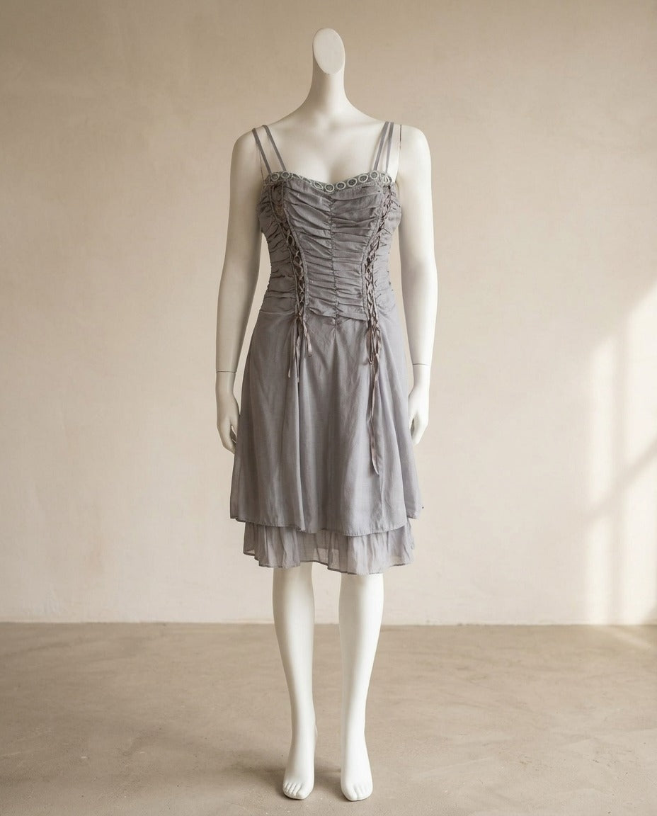 Robe midi Sépia grise à buste drapé, lacets satinés et jupe à double volant – Frippin'Dealz – photo retouchée par IA