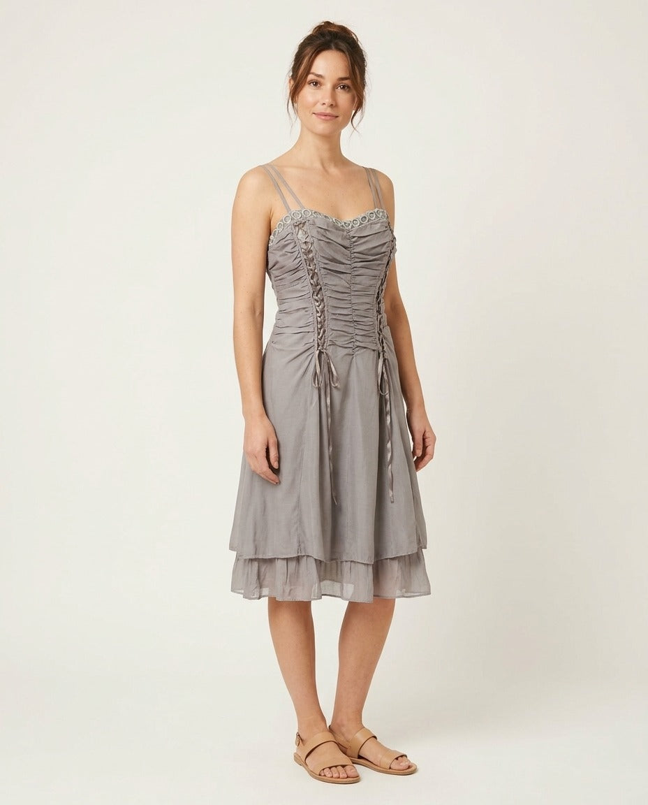 Sépia Robe midi drapée à lacets effet corset gris XL porté – photo générée par IA