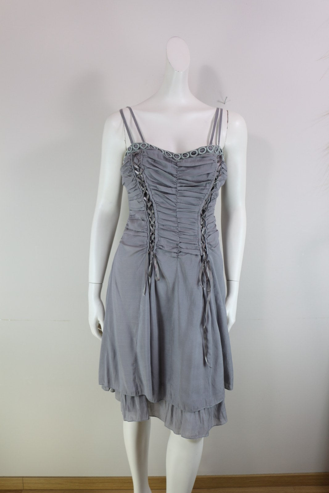 Robe midi Sépia grise à buste drapé, lacets satinés et jupe à double volant – Frippin'Dealz