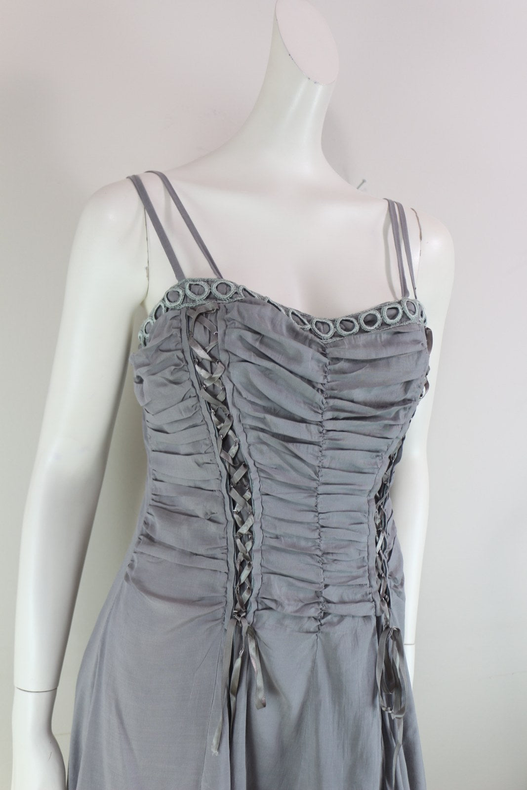 Détail du buste froncé et des lacets satinés de la robe Sépia grise avec bordure brodée d'anneaux – Frippin'Dealz