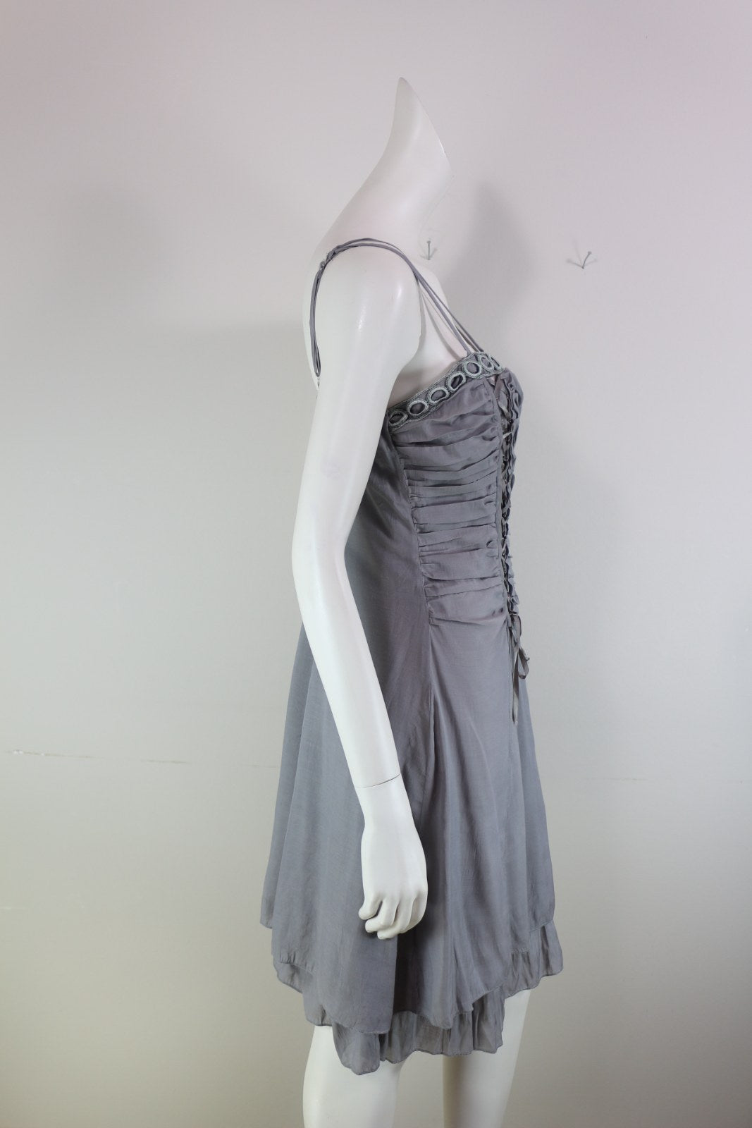 Robe Sépia grise vue de profil avec corsage drapé et jupe fluide – Frippin'Dealz