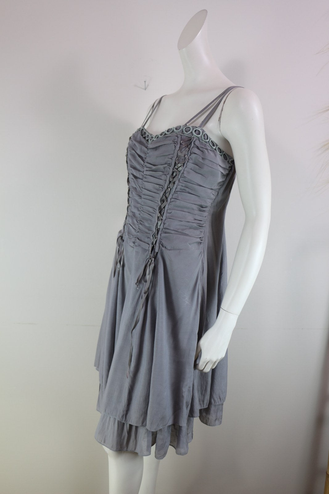 Robe Sépia grise vue de trois quarts avec lacets sur les côtés – Frippin'Dealz
