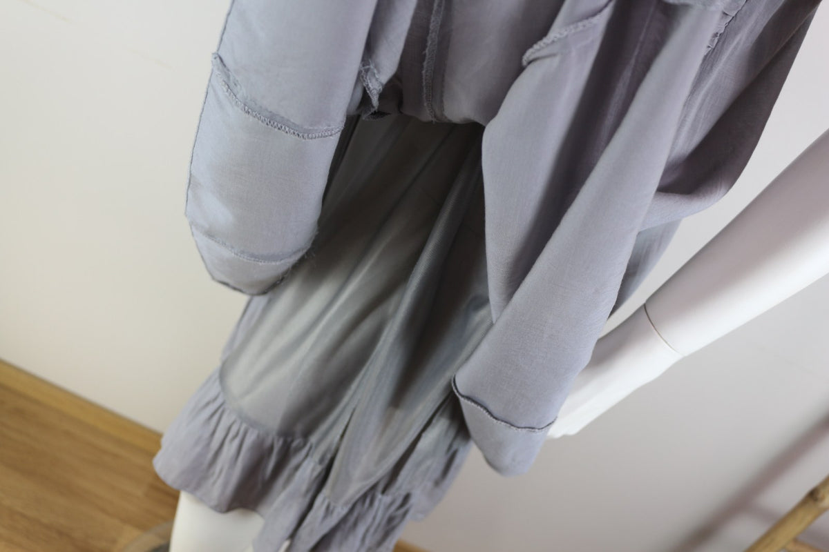 Intérieur et doublure de la jupe de la robe Sépia grise avec couture et volant – Frippin'Dealz