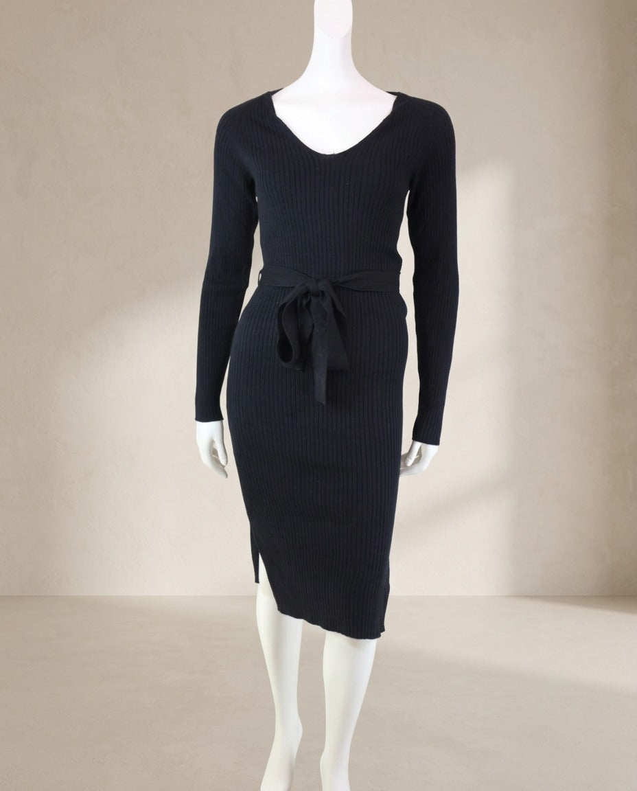 Robe mi-longue Vero Moda noire en maille côtelée avec col V et ceinture à nouer – Frippin'Dealz – photo retouchée par IA