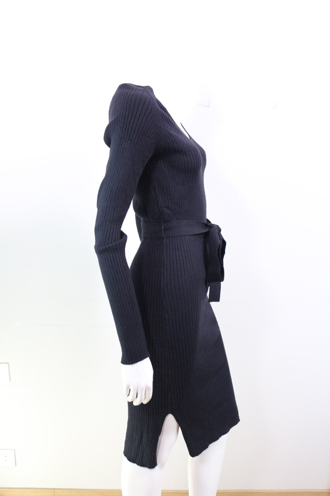 Robe Vero Moda noire vue de profil, manches longues et ceinture nouée à la taille – Frippin'Dealz
