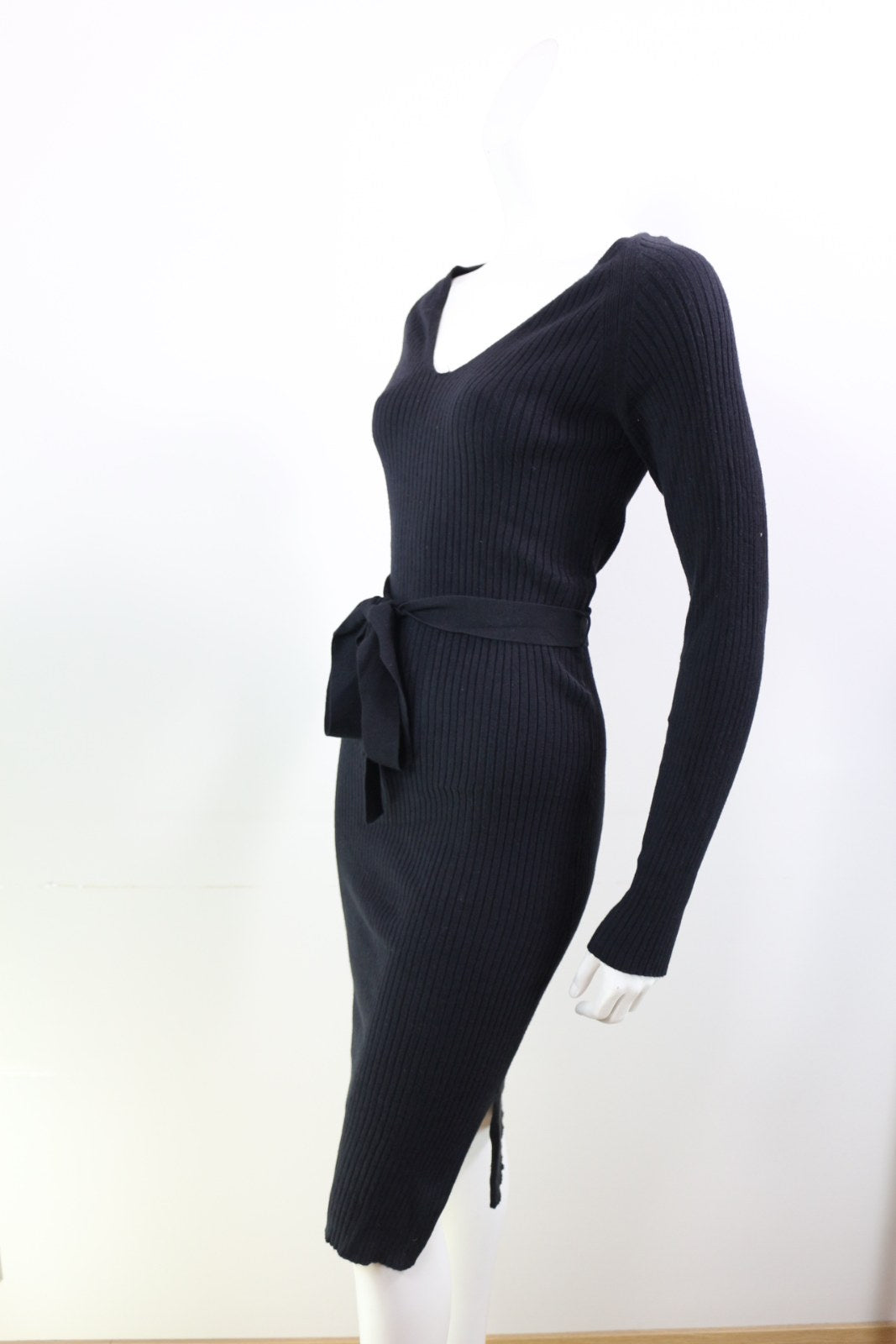 Robe Vero Moda noire côtelée vue de trois quarts avec fente latérale en bas de jupe – Frippin'Dealz