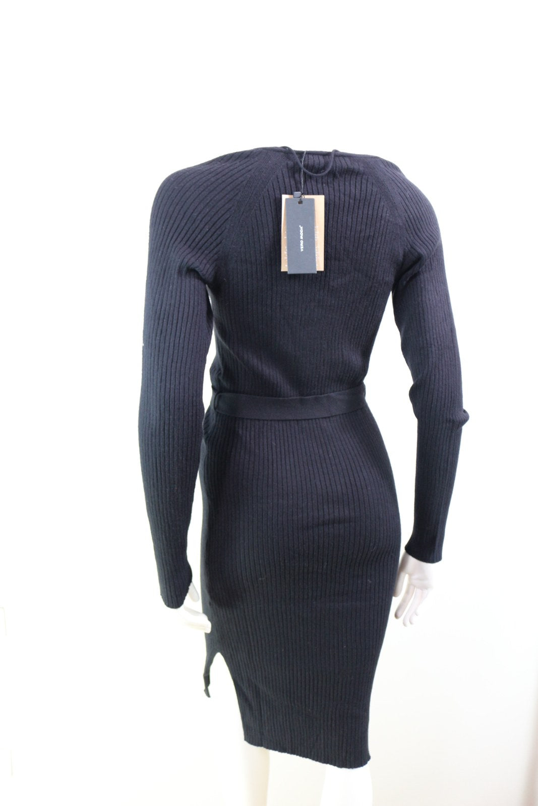 Dos de la robe Vero Moda noire côtelée avec étiquette neuve attachée – Frippin'Dealz