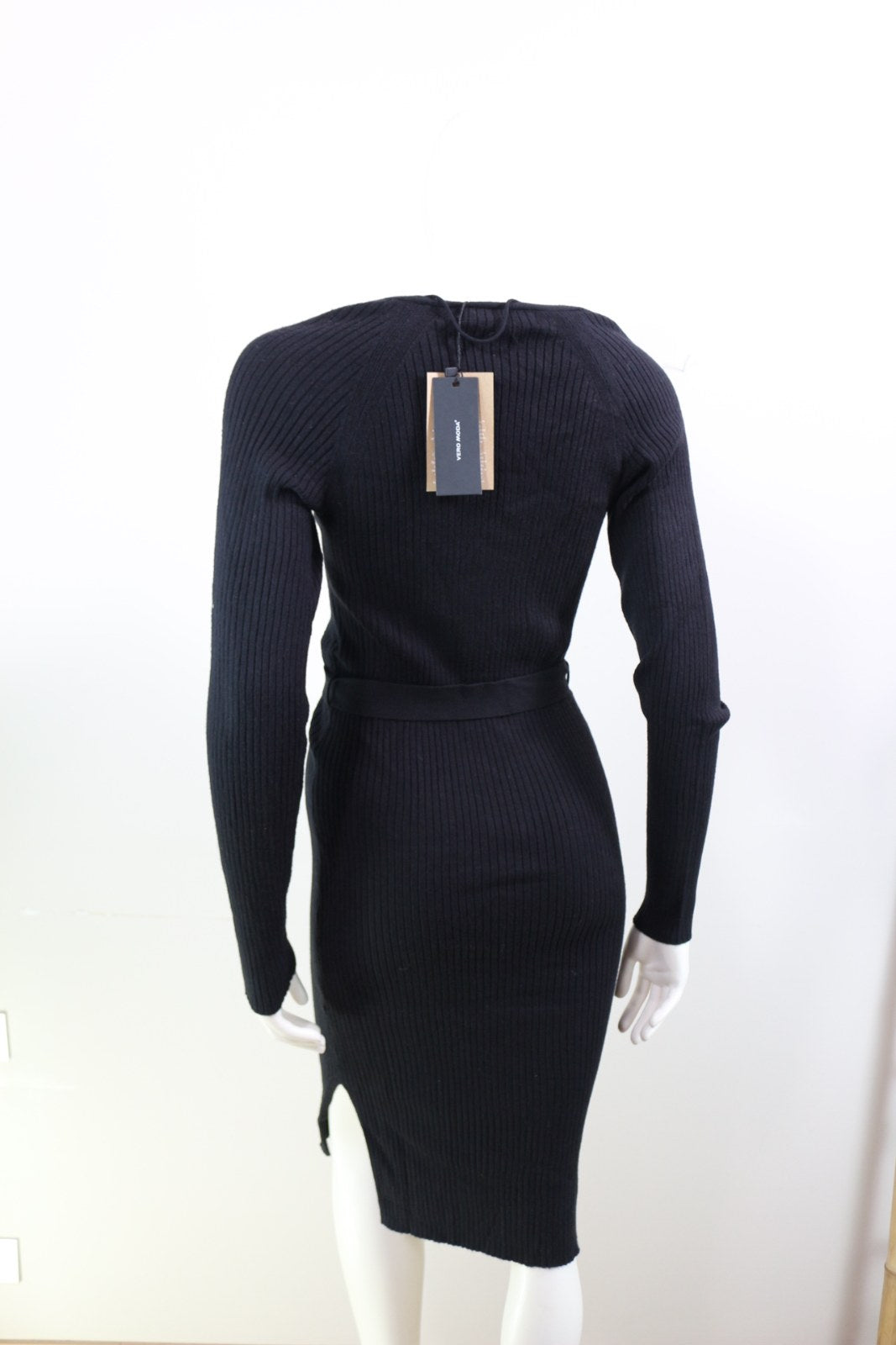 Dos de la robe Vero Moda noire, manches raglan et fente latérale, étiquette visible – Frippin'Dealz