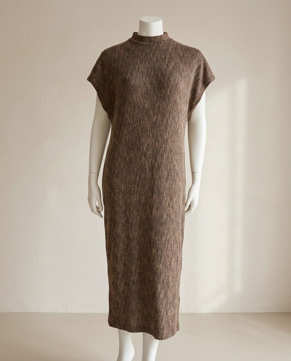 Robe longue Zara marron chiné avec col montant et manches courtes, vue de face – Frippin'Dealz – photo retouchée par IA