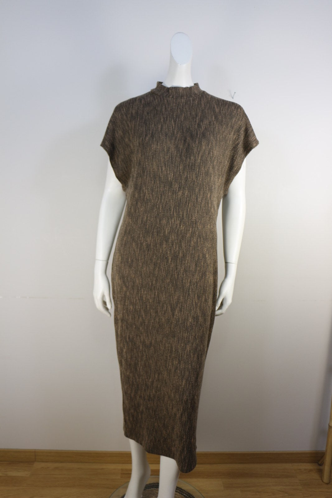 Robe longue Zara marron chiné avec col montant et manches courtes, vue de face – Frippin'Dealz